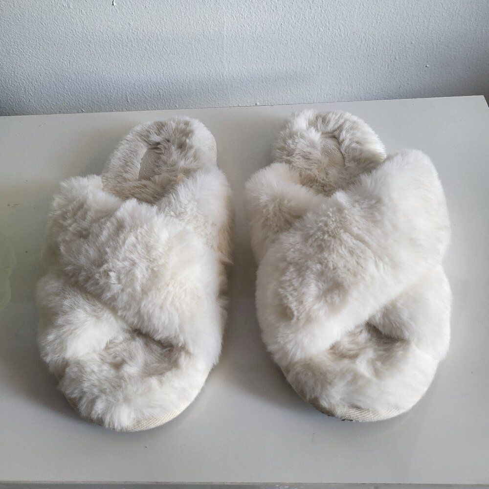 Victoria secret fuzzy white slippers size 7